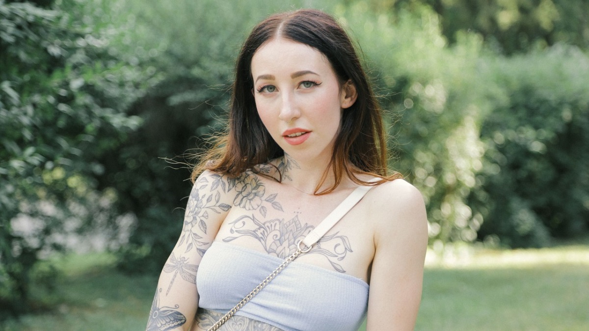 [PublicAgent.com / FakeHub.com] Esluna - A Blowjob for a Free Tattoo [2021-04-19, All Sex, Blowjob, Facial, POV, 720p]